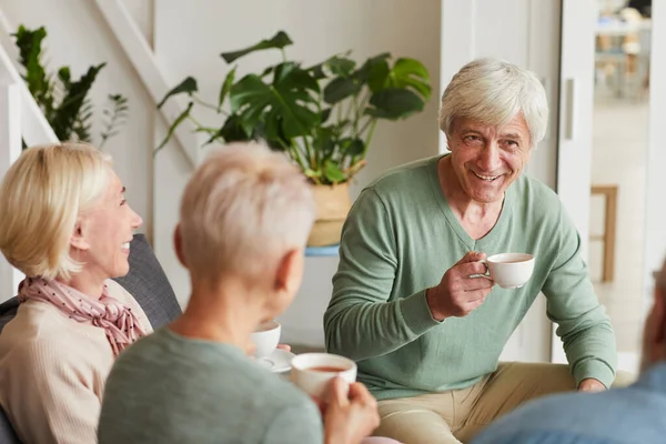 Amici che parlano tra loro — Foto Stock