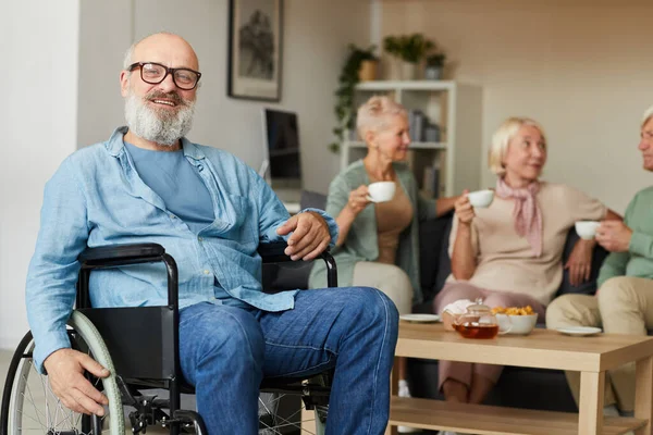 Senior im Rollstuhl — Stockfoto