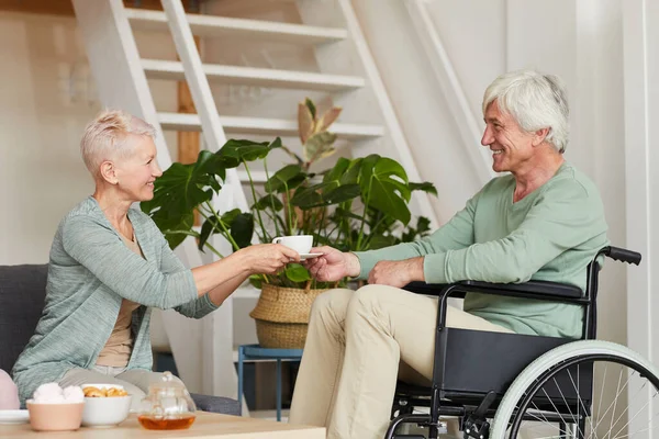 Menschen trinken Tee zu Hause — Stockfoto