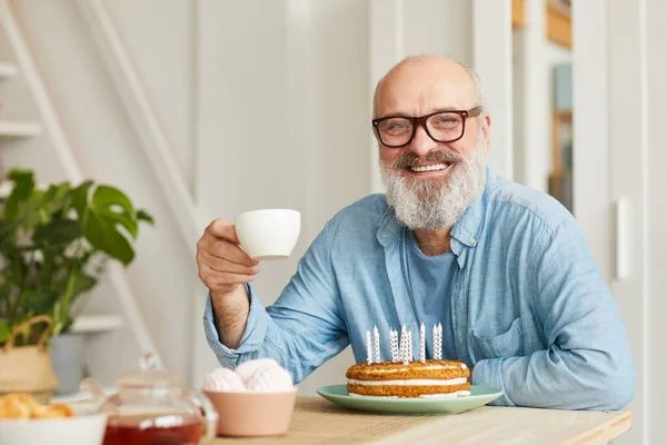 Hombre mayor tiene un cumpleaños — Foto de Stock