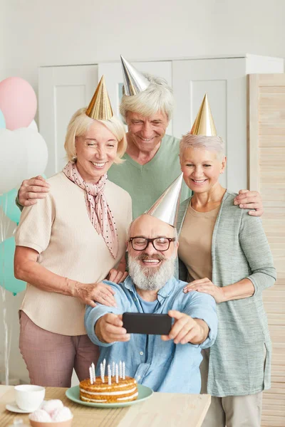 Amigos mayores haciendo selfie — Foto de Stock