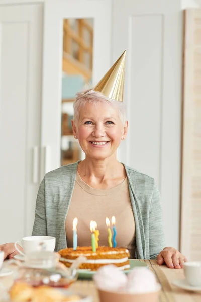 Feliz mujer tiene un cumpleaños — Foto de Stock