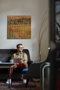 Tablet bilgisayarında çalışan adam