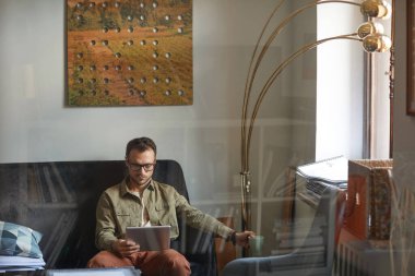 Tablet pc kullanan işadamı