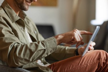 Tablet bilgisayarında yazan adam