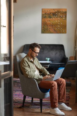 Dizüstü bilgisayarda çalışan adam