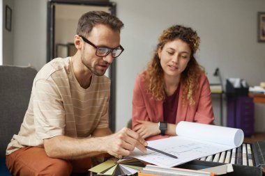 Planı inceleyen iş ortakları