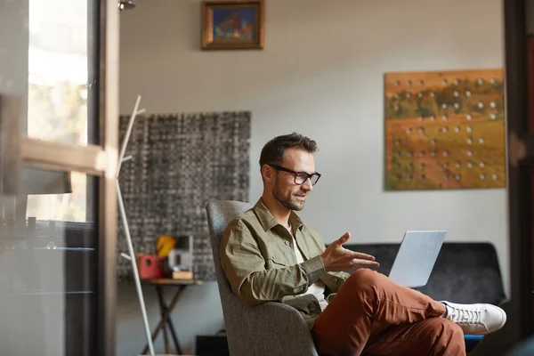 Homem usando laptop — Fotografia de Stock