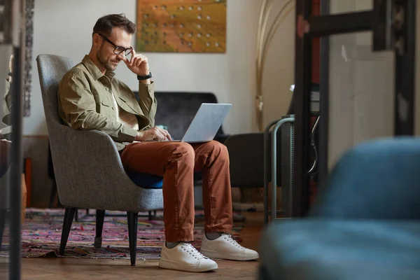 Man arbetar online på bärbar dator — Stockfoto