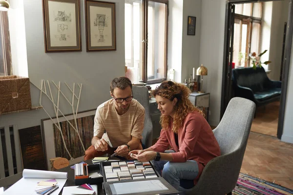 Tasarımcılar ofiste meşgul