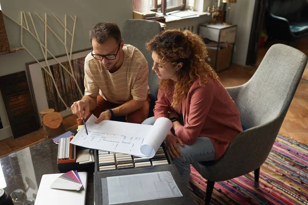 Tasarımcılar planı inceliyor