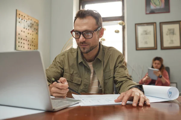 Empresário fazendo seu trabalho — Fotografia de Stock