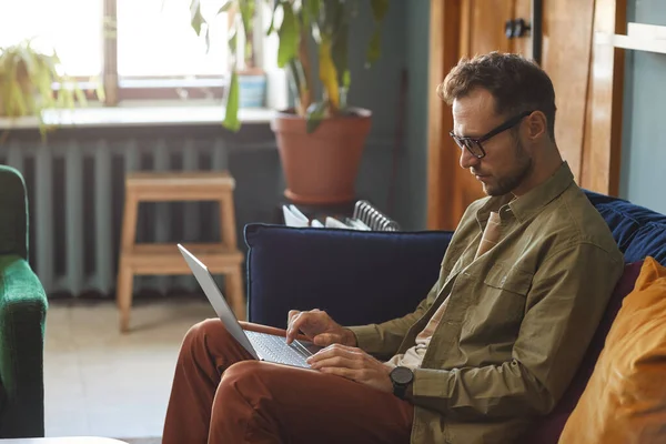 Homem trabalhando no laptop — Fotografia de Stock