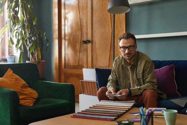 Diseñador de moda en el trabajo — Foto de Stock