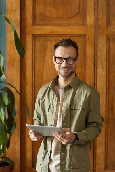 Homem usando tablet digital — Fotografia de Stock