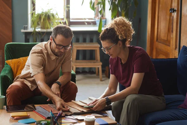 Diseñadores eligiendo tela —  Fotos de Stock