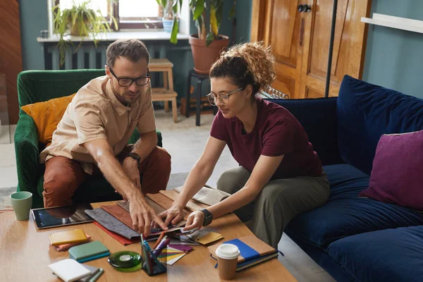 Diseñadores ocupados con el trabajo —  Fotos de Stock