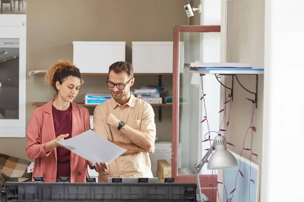 Mensen die de blauwdruk bespreken — Stockfoto