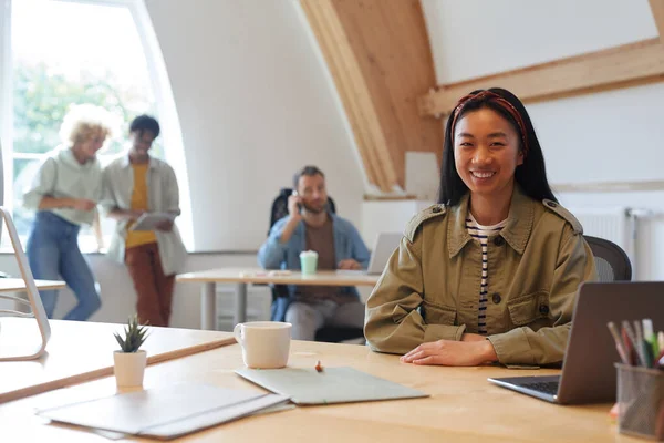 Asiatin arbeitet im Büro — Stockfoto