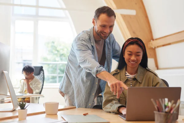 Mitarbeiter diskutieren Geschäftspräsentation — Stockfoto