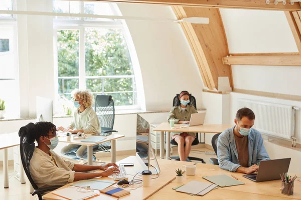 Personnes travaillant au bureau — Photo