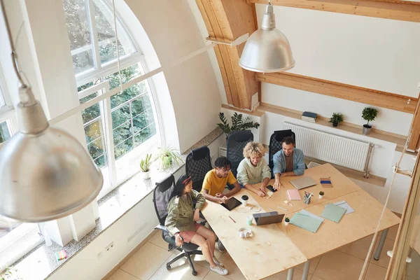 Grupo de programadores trabajando en la oficina — Foto de Stock