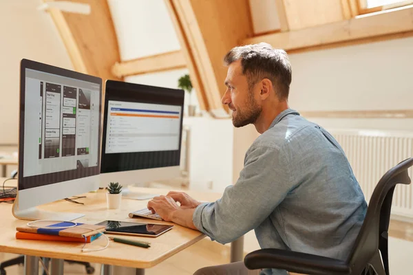 Programador que trabalha com computadores — Fotografia de Stock