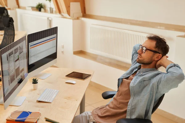 Yazılım üzerinde çalışan programcı