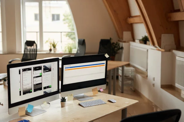 Modernes Büro mit Computern — Stockfoto