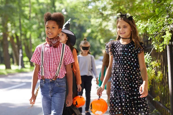 Niños celebrando Halloween — Foto de Stock