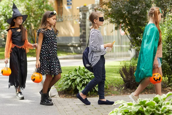 Niños celebrando el Halloween — Foto de Stock