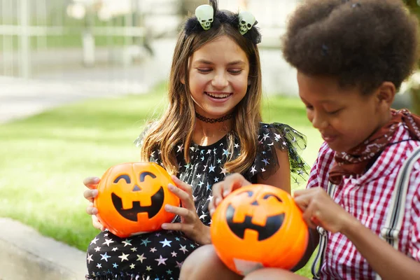 Children getting treats — Stock Photo, Image