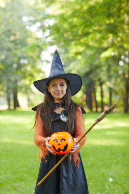 Dışarıdaki küçük cadı.