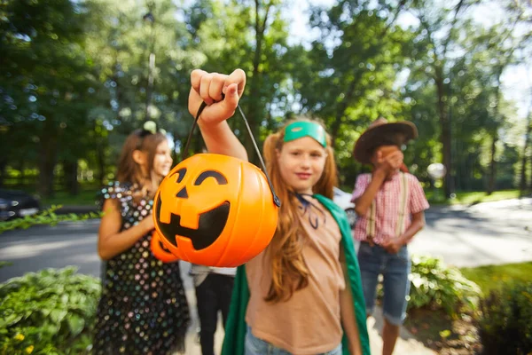 Bolso de niña con dulces — Foto de Stock