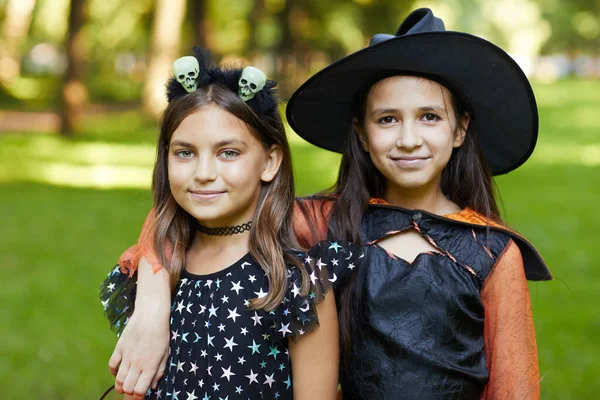 Chicas en la fiesta de Halloween — Foto de Stock