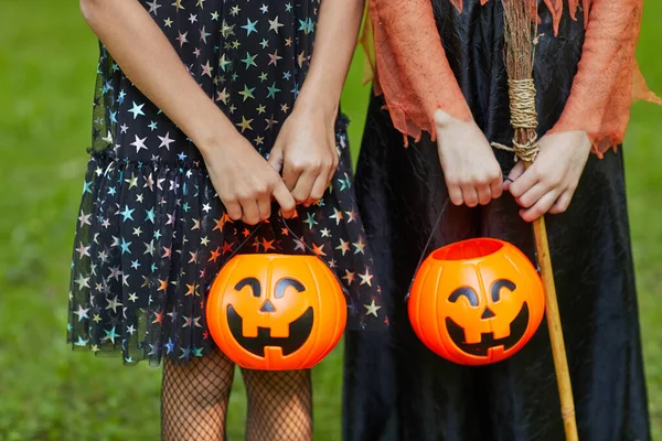 Flickor med korgar på Halloween — Stockfoto