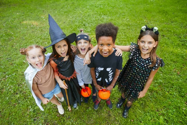 Barn i halloweendräkter — Stockfoto