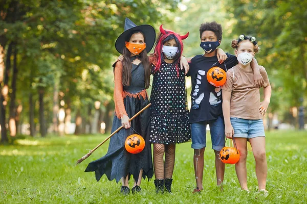 Amigos en la fiesta de Halloween al aire libre — Foto de Stock