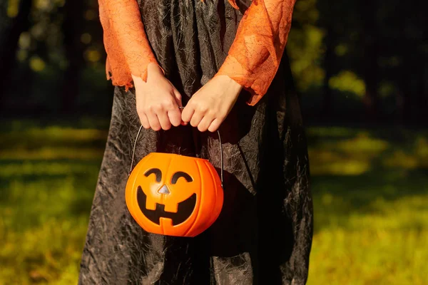 Κορίτσι με καλάθι στο Halloween — Φωτογραφία Αρχείου