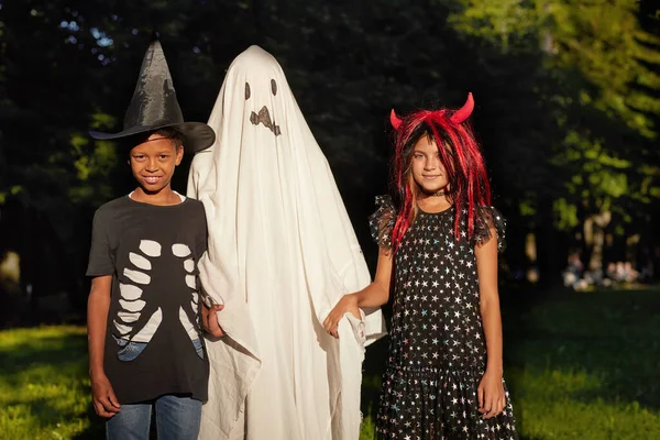 Niños celebrando Halloween — Foto de Stock