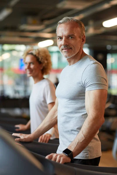 Sportlicher Mann im Fitnessstudio — Stockfoto