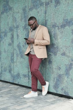 Cep telefonu kullanan adam