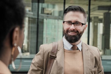 Adam iş arkadaşıyla konuşuyor.