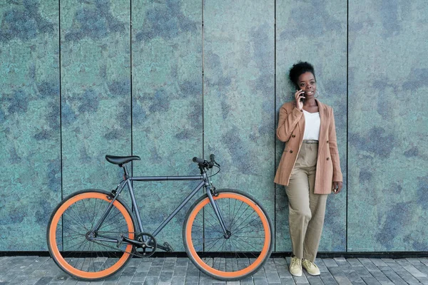 Жінка з велосипедом у місті — стокове фото