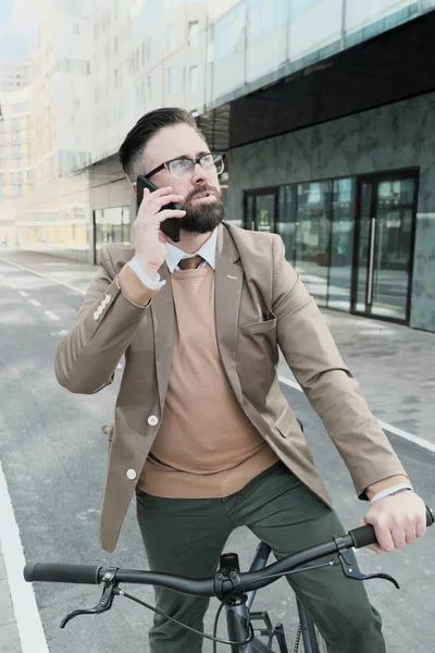 Hombre ocupado en el teléfono — Foto de Stock