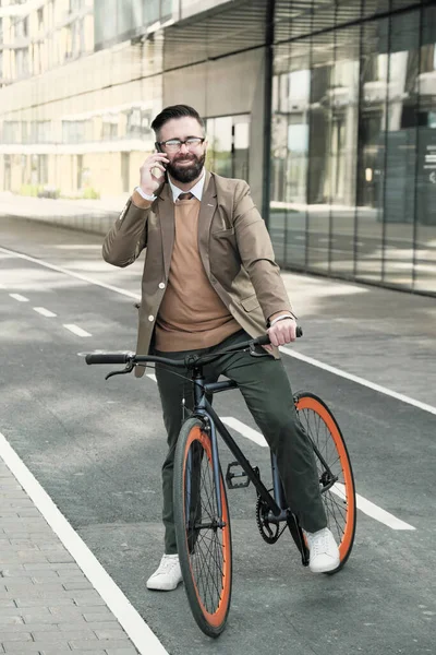 Empresario en bicicleta en la ciudad — Foto de Stock