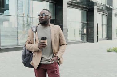 Kahveli Afrikalı adam