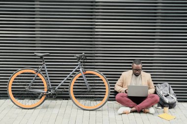 Laptop kullanan Afrikalı adam