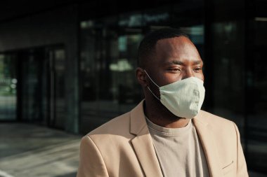 Şehirde maskeli Afrikalı işadamı