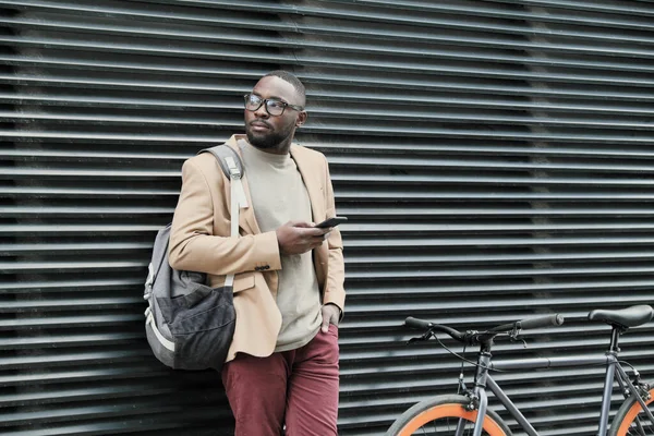 Empresario esperando en la calle — Foto de Stock